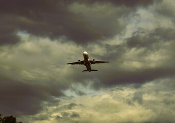Avión en cielo gris