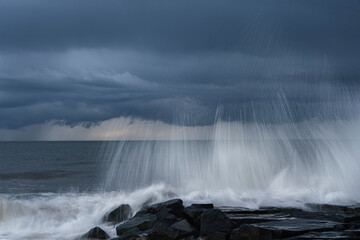 Obraz premium USA, New Jersey, Cape May National Seashore. Crashing waves on ocean shore.
