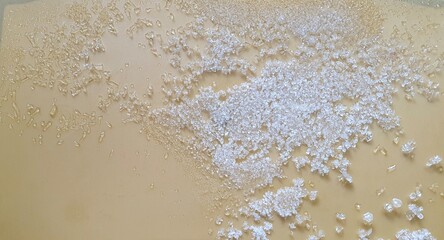 Viele kleine Eiskristalle auf goldenem Untergrund mit Platz für Text