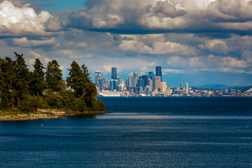 Fototapeta premium Seattle skyline from Elliott Bay on Puget Sound, Washington State, USA.