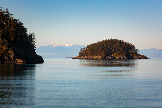 Deception Island, Bowman Bay, Deception Pass State Park, Washington State, USA.