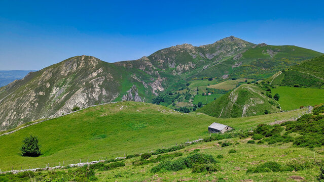 Shepherd's hut and Pe&ntilde;a Manteca peak, 1522 meters, seen from La Bedul village, Belmonte de Miranda, Asturias, Spain