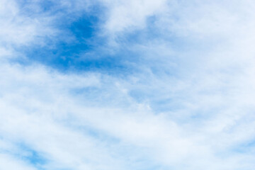 Obraz premium 6月の空 青空に薄雲が広がる12