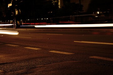 Rastro das luzes do carros a noite na Avenida Paulista cidade de São Paulo. 