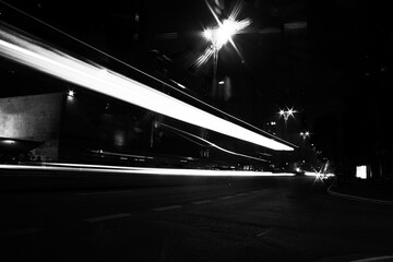 Rastro das luzes do carros a noite na Avenida Paulista cidade de São Paulo. 