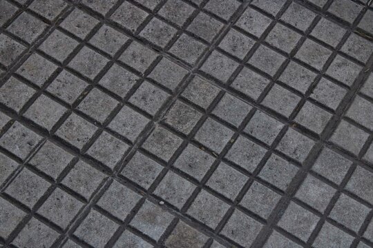 Piso de pedra de cor cinza. 