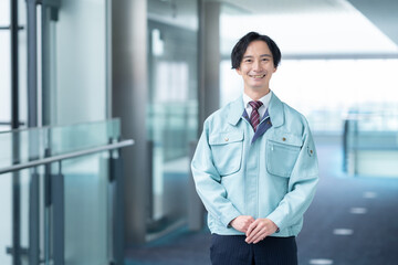 Fototapeta premium ビルメンテナンスをするエンジニア 撮影協力：スカパー東京メディアセンター