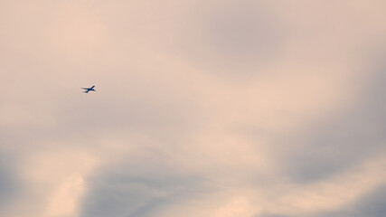 夕暮れの空とジェット機のシルエット