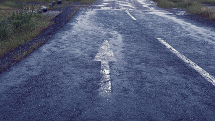 雨で濡れた道路