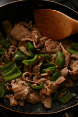 調理中のナスとピーマンと豚肉の味噌炒め