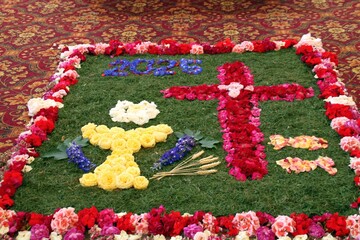 blumenteppich in der kirche fronleichnam