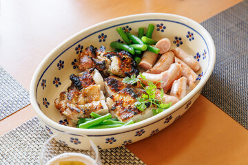 色鮮やかで美味しそうな鶏肉料理