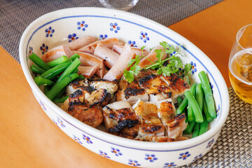 色鮮やかで美味しそうな鶏肉料理