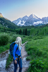 Naklejka premium Blonde Athletic Woman Hiking by Mountain Creek in Colorado Wilderness – Outdoor Travel and Adventure Lifestyle