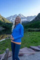 Naklejka premium Blonde Athletic Woman Hiking by Mountain Creek in Colorado Wilderness – Outdoor Travel and Adventure Lifestyle