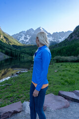 Naklejka premium Blonde Athletic Woman Hiking by Mountain Creek in Colorado Wilderness – Outdoor Travel and Adventure Lifestyle