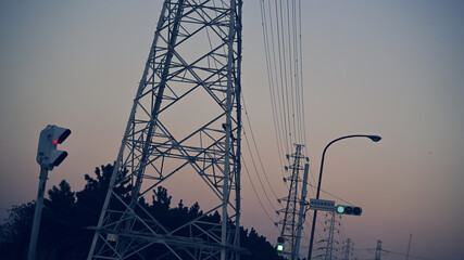 夕暮れの空と送電鉄塔