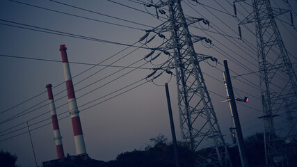 夕暮れの空と送電鉄塔