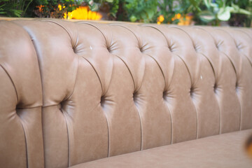 Obraz premium Elegant tufted leather sofa in a cozy setting