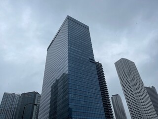 神田川4月：雨の西新宿の高層ビル 2025/4/1