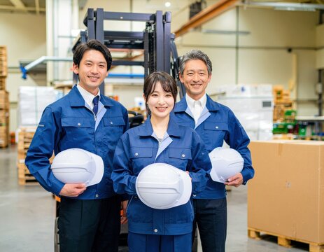 Photos of male and female staff working at the distribution center,物流センターで働く男女スタッフの写真 - Powered by Adobe