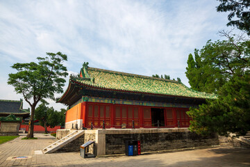 Obraz premium Beijing's Ancient Architecture Museum displays classic Chinese structures with red walls and green glazed tiles