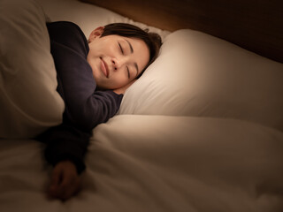 眠る女性　睡眠