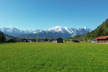 Obraz premium Traditional houses in alpine valley with mountains