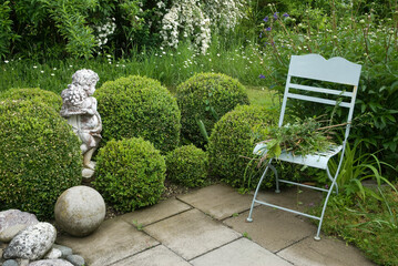 Chaise de jardin,Dallage, Buxus sempervirens , Buis, rosier,  Jardin Iréne et Heinz Auer....