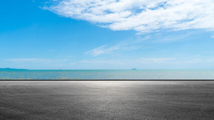 Obraz premium Asphalt road and at sea and sky background.