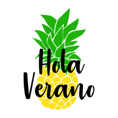 Concepto de vacaciones y viajes. Texto hola verano en español con piña tropical © teracreonte