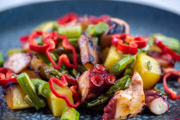 Calamari with salad and red peppers