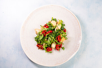 Calamari with salad and red peppers