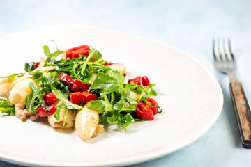 Calamari with salad and red peppers