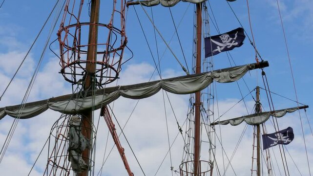 Pirate ship, pirate flag and skeletor in the cage