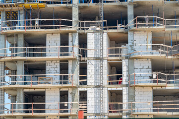 Construction of a multi-storey concrete monolithic building
