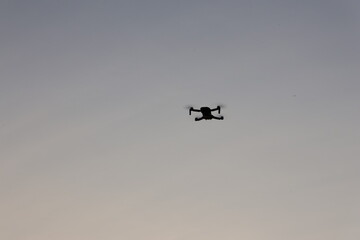 Pastelowe niebo a na nim dron