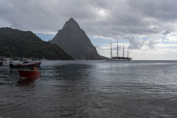 am Strand von St. Lucia mit Blick auf die Pitons
