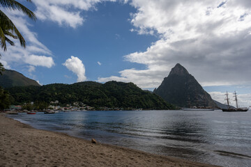 am Strand von St. Lucia mit Blick auf die Pitons