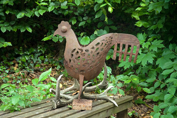 Décoration de jardin, Sculpture en fer de coq, Bois de cerf, Banc en bois, Jardin botanique...