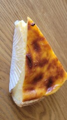 Flan p&acirc;tissier aux oeufs sur table en bois