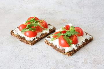 healthy and vegan Tomato and Arugula Toasts with Ricotta Cheese
