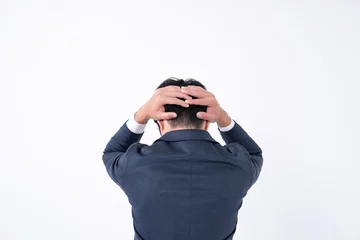  ビジネス　悩む男性 © naka