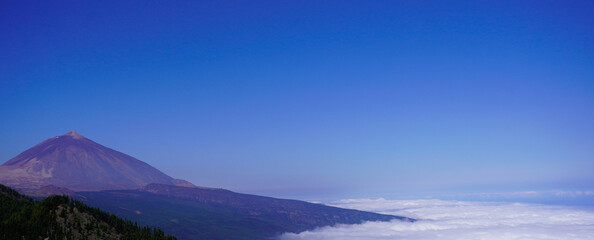 Majestuosidad volcánica: El Teide y el Roque Cinchado bajo cielos infinitos
Volcanic Majesty:...