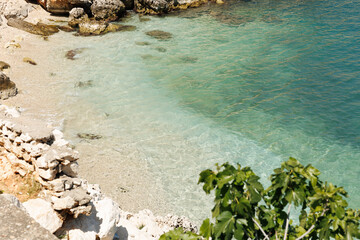 Peaceful Shoreline with Turquoise Waves and Golden Sand, Turkuaz Dalgalar ve Altın Kumlarla Huzurlu Sahil