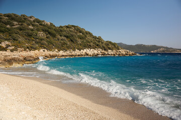 Peaceful Shoreline with Turquoise Waves and Golden Sand, Turkuaz Dalgalar ve Altın Kumlarla Huzurlu Sahil