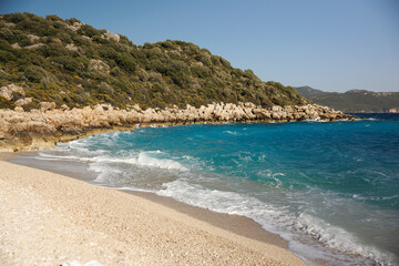 Peaceful Shoreline with Turquoise Waves and Golden Sand, Turkuaz Dalgalar ve Altın Kumlarla Huzurlu Sahil