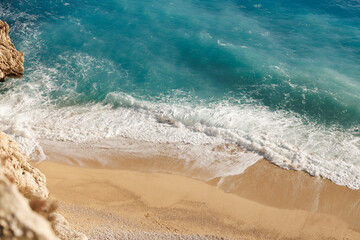 Peaceful Shoreline with Turquoise Waves and Golden Sand, Turkuaz Dalgalar ve Altın Kumlarla Huzurlu Sahil