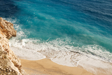 Peaceful Shoreline with Turquoise Waves and Golden Sand, Turkuaz Dalgalar ve Altın Kumlarla Huzurlu Sahil