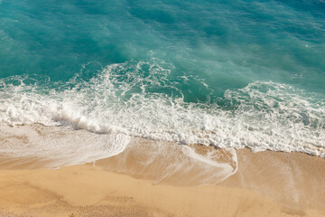 Peaceful Shoreline with Turquoise Waves and Golden Sand, Turkuaz Dalgalar ve Altın Kumlarla Huzurlu Sahil